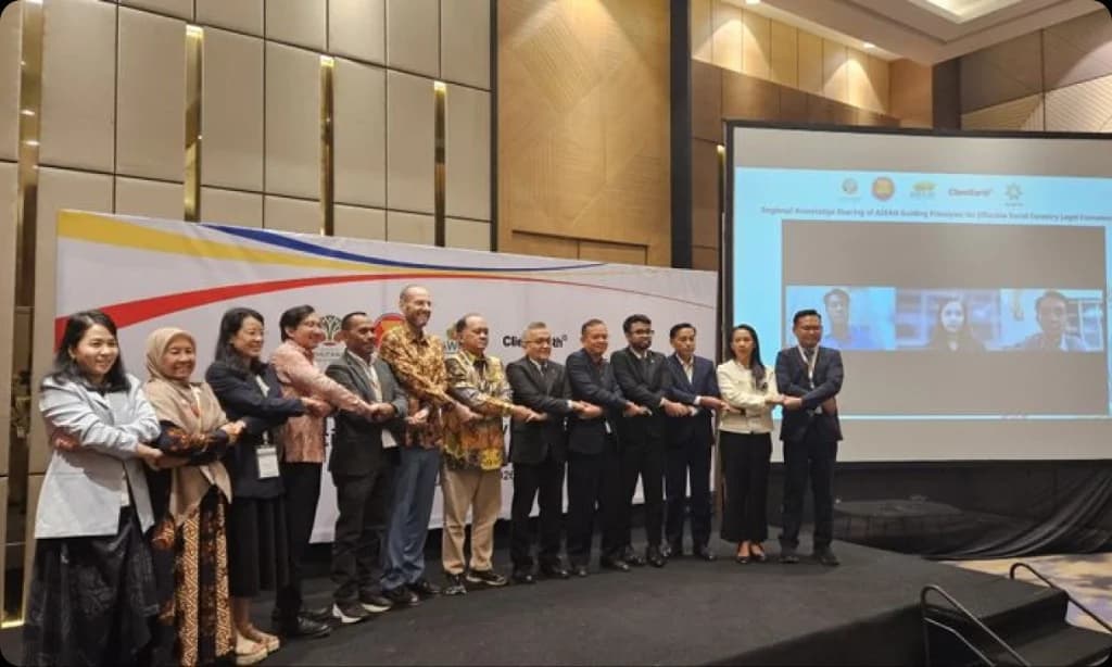 Delegasi ASEAN melakukan solidaritas handshake pada Regional Knowledge Sharing of ASEAN Guiding Principles for Effective Social Forestry Legal Frameworks